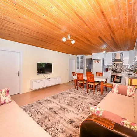 Apartman Uzumlu'de Ki Manzarali Reyhan Apart